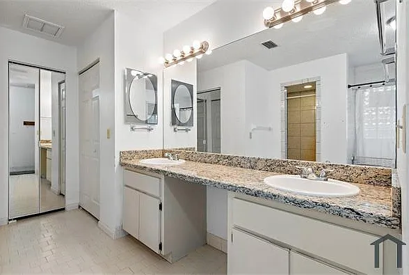 5 bed, 2400 sqft, $5,800 — Photo 3