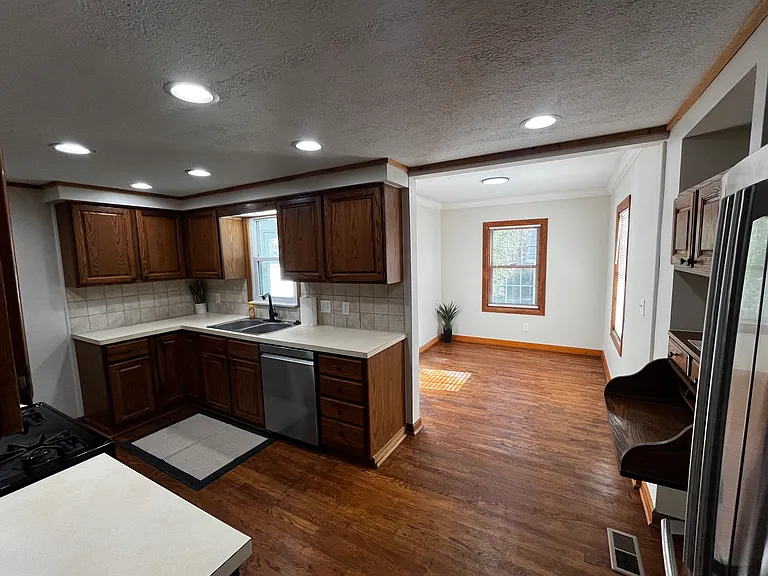 139 Edwards Rd — Photo 2