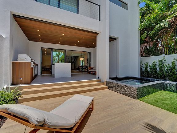 4th image of 1527 NE 15TH Avenue