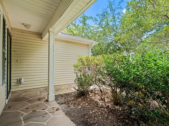 3rd image of 977 Silvercrest Dr.