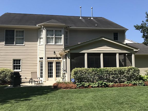3rd image of 210 Shillings Chase Dr