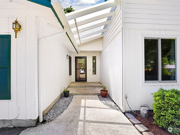 3rd image of 4909 Yew Wood Court SE