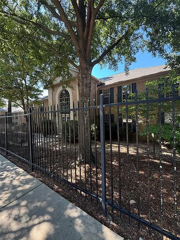 3 bed, 2.0 bath, 1827 sqft, $2,250 — Photo 1