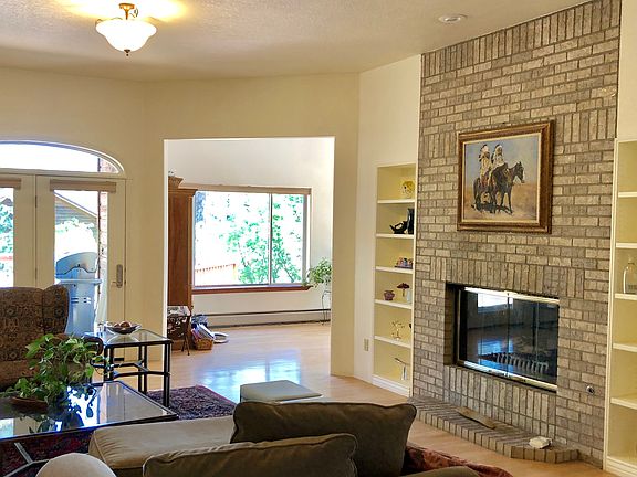 Gas-burning fireplace.