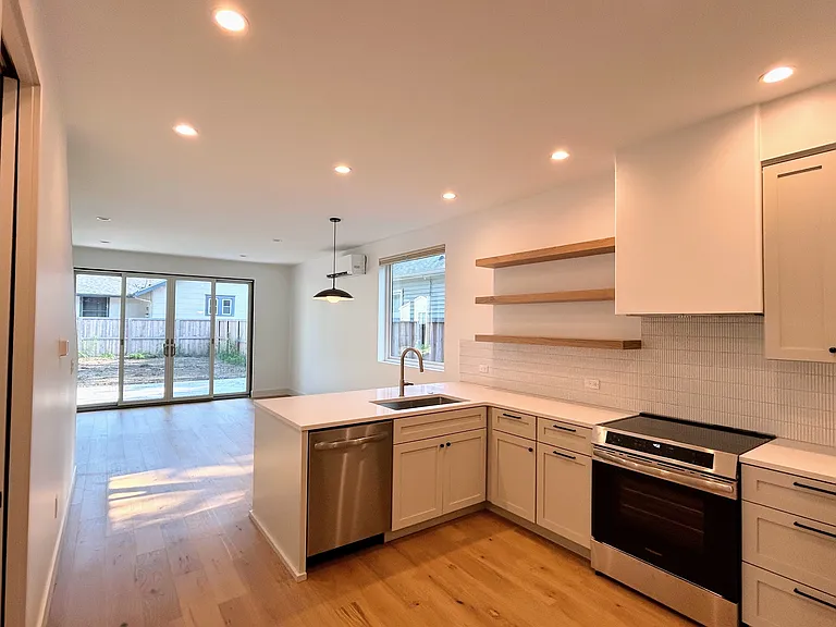 1003 E Washington St — Photo 5