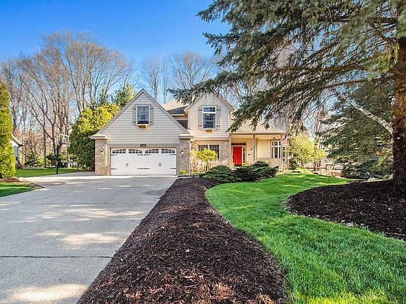 3rd image of 1364 E Shorewood Dr