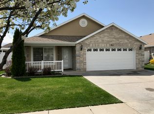 211 W Newbury Ln, Harrisville, UT 84414