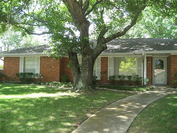 3rd image of 2504 Briarwood Dr