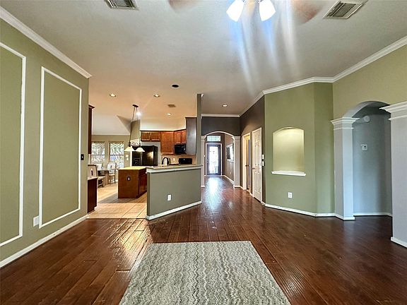 2nd image of 19327 Gallatin Ln
