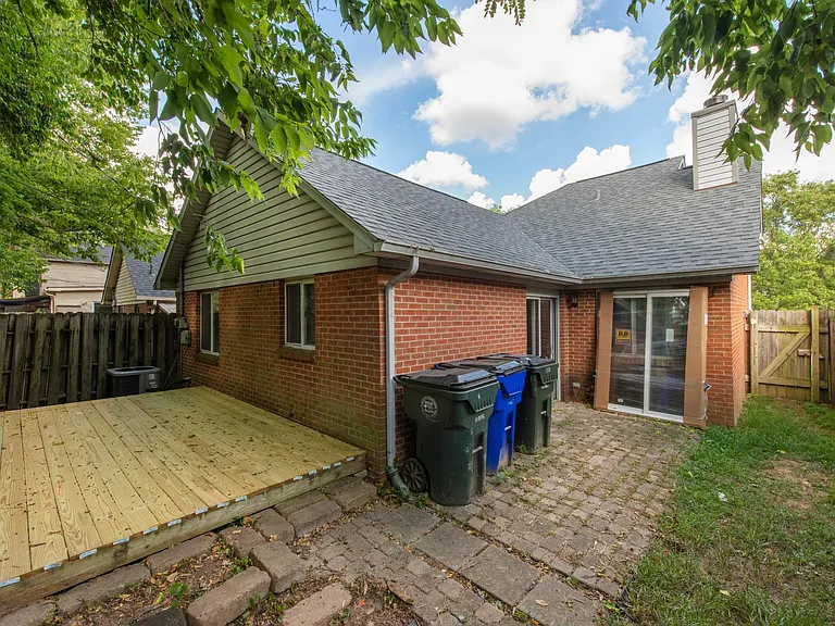 1450 Vintage Cir — Photo 3
