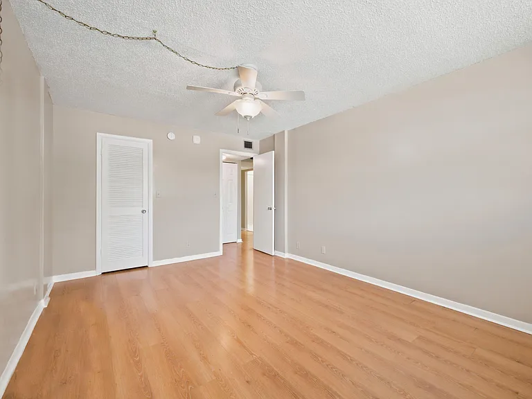 500 Executive Center Dr #2M — Photo 10