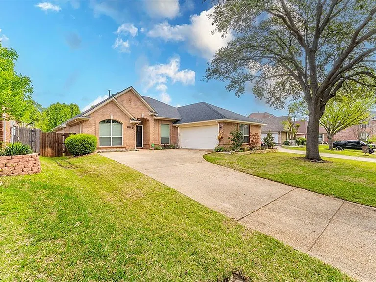 2231 Templeton Dr — Photo 2