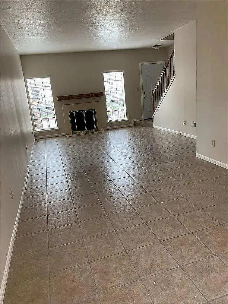 1620 Wellington Pl — Photo 2