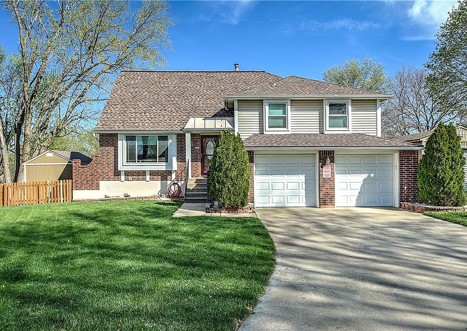 1st image of 805 NW Cambridge Ct