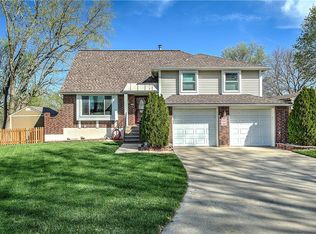 805 NW Cambridge Ct, Blue Springs, MO 64015