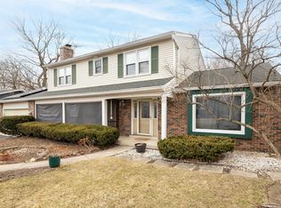 23W100 Kings Ct, Glen Ellyn, IL 60137