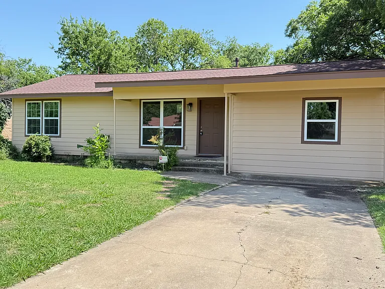 1817 Crescent St — Photo 9
