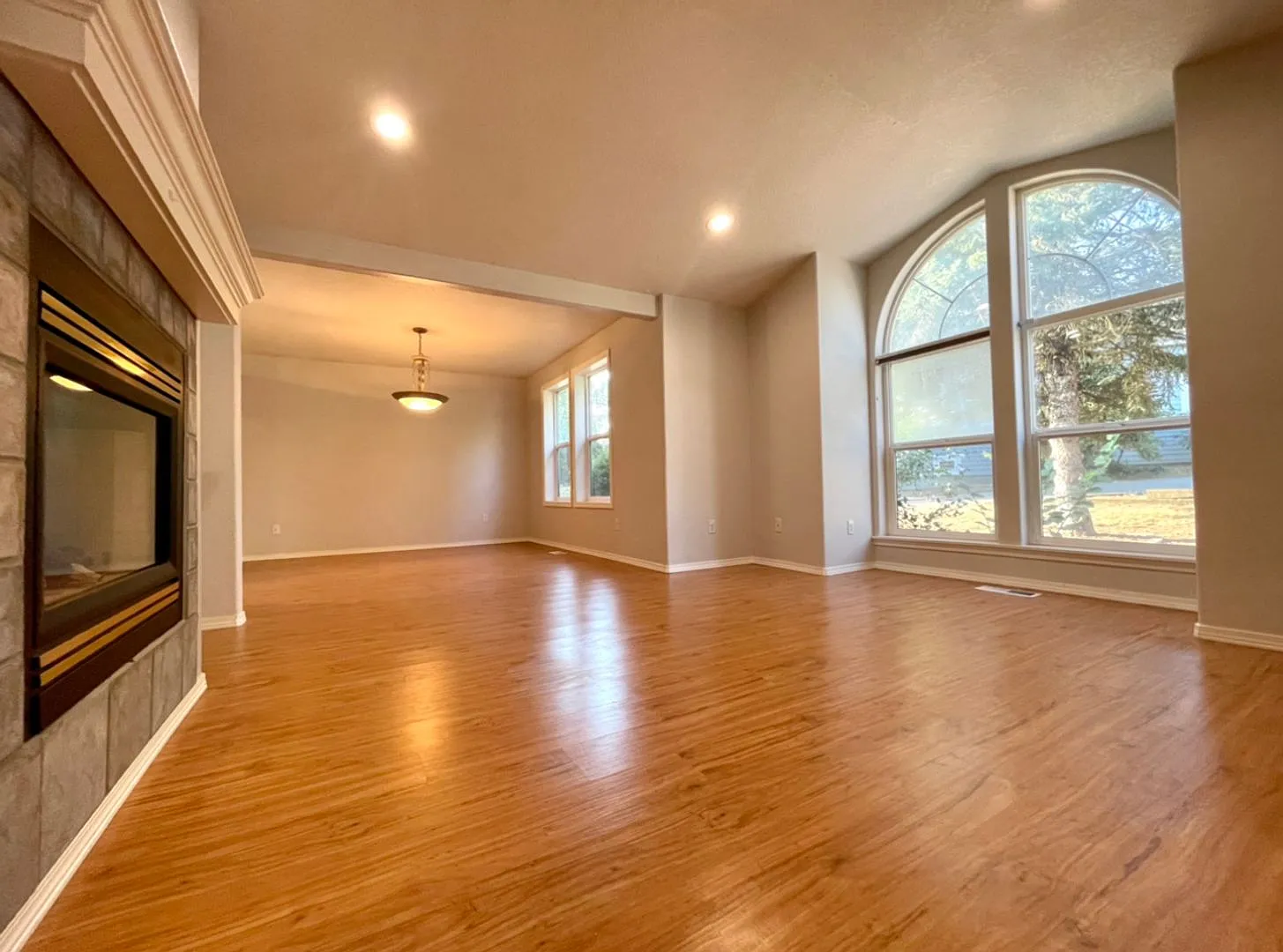 Don't Miss This West Linn Beauty! Formal Living Room~ Entertainer's Kitchen~ Double Fireplace~ La... — Photo 4