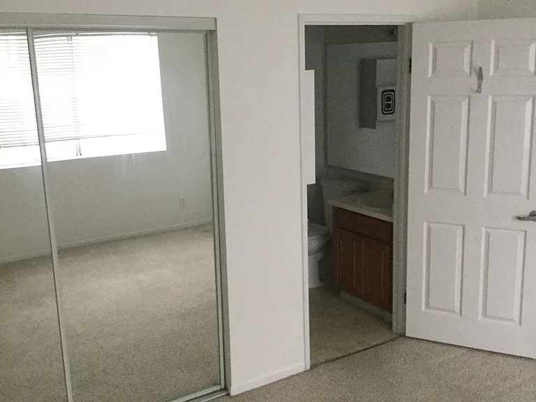 11482 Moorpark St — Photo 15