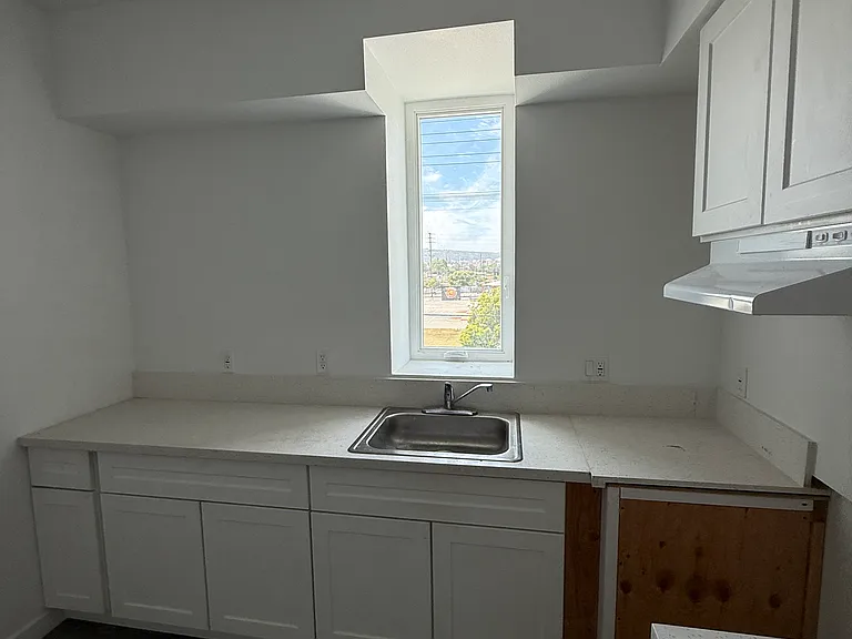516 N Fries Ave — Photo 4