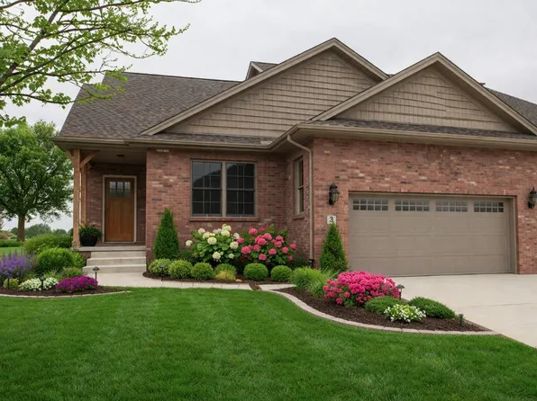 3 Saint Ivans Cir, Bloomington, IL 61705