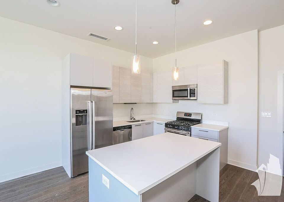 1st image of 858 N Franklin St APT 601