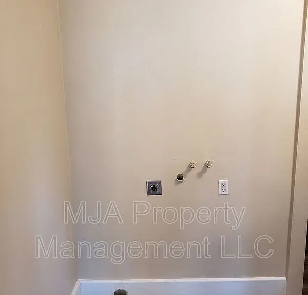 970 W Center St — Photo 8