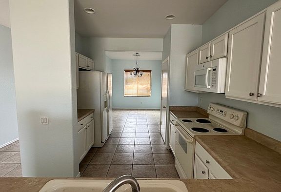 3rd image of 1001 S 115th Dr