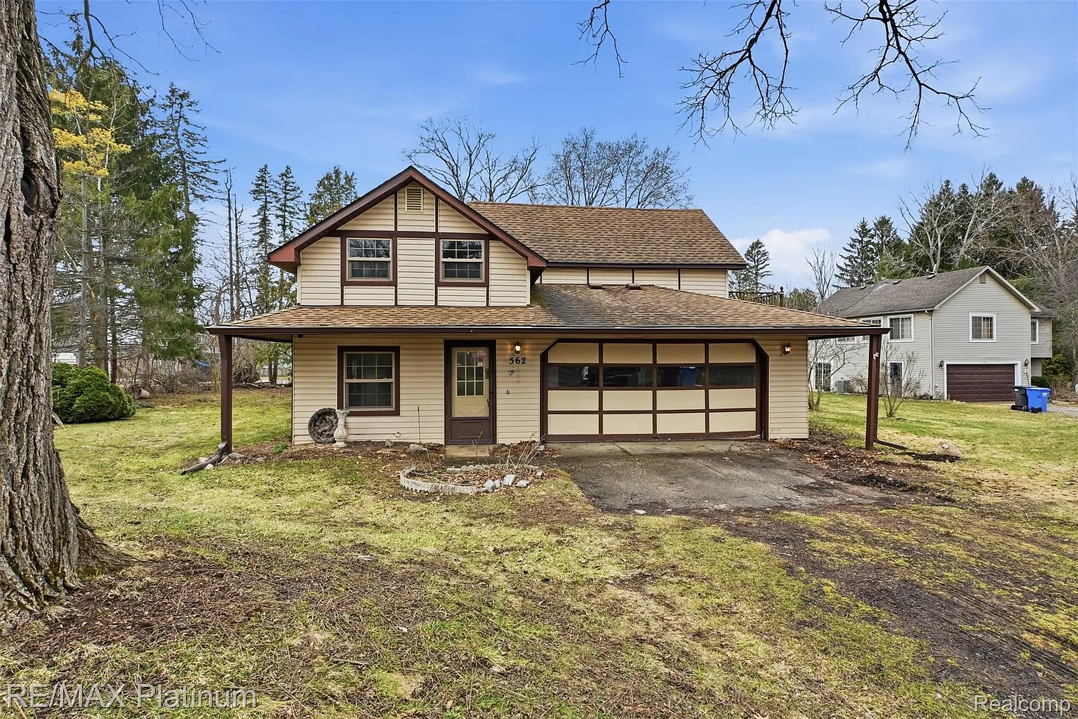 562 S Hughes Rd photo 1