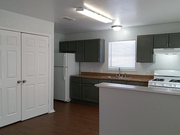 4th image of 643 Belmont