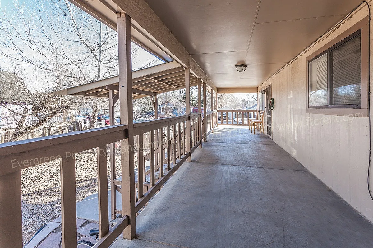 1244 Maple St — Photo 3