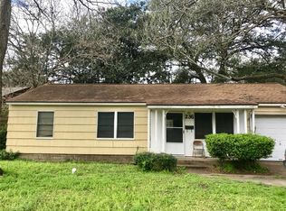 236 Laurel St, Lake Jackson, TX 77566