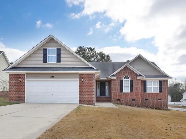 235 Edgecombe Dr, Spring Lake, NC 28390