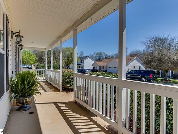 3rd image of 411 Lily Pond Ln