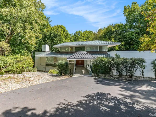 1942 Sherwood Gln, Bloomfield Hills, MI 48302