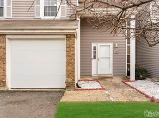 28 Renaissance Ln, New Brunswick, NJ 08901