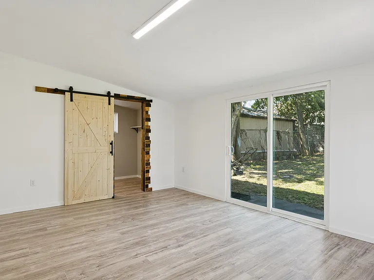 303 N Delphine St — Photo 11
