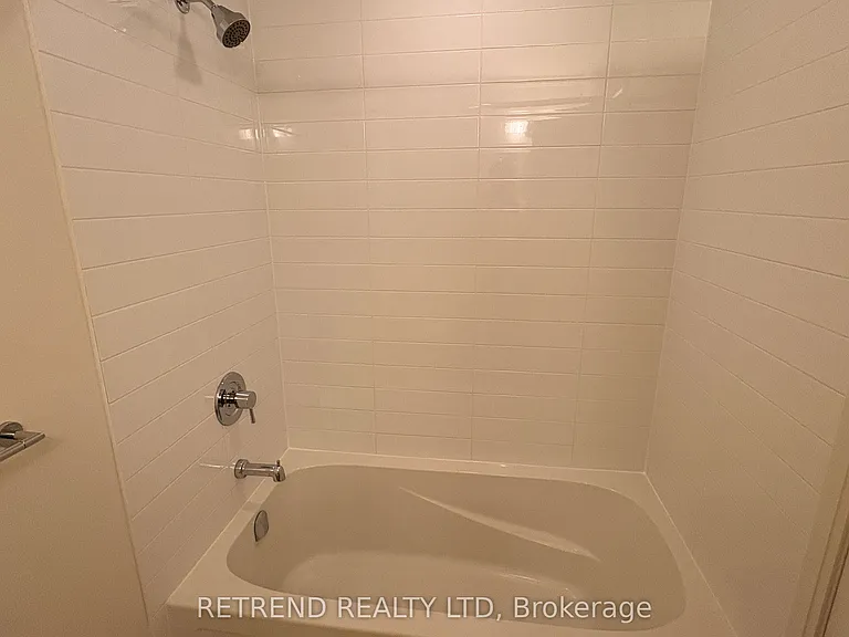 30 Roehampton Ave #802 — Photo 4