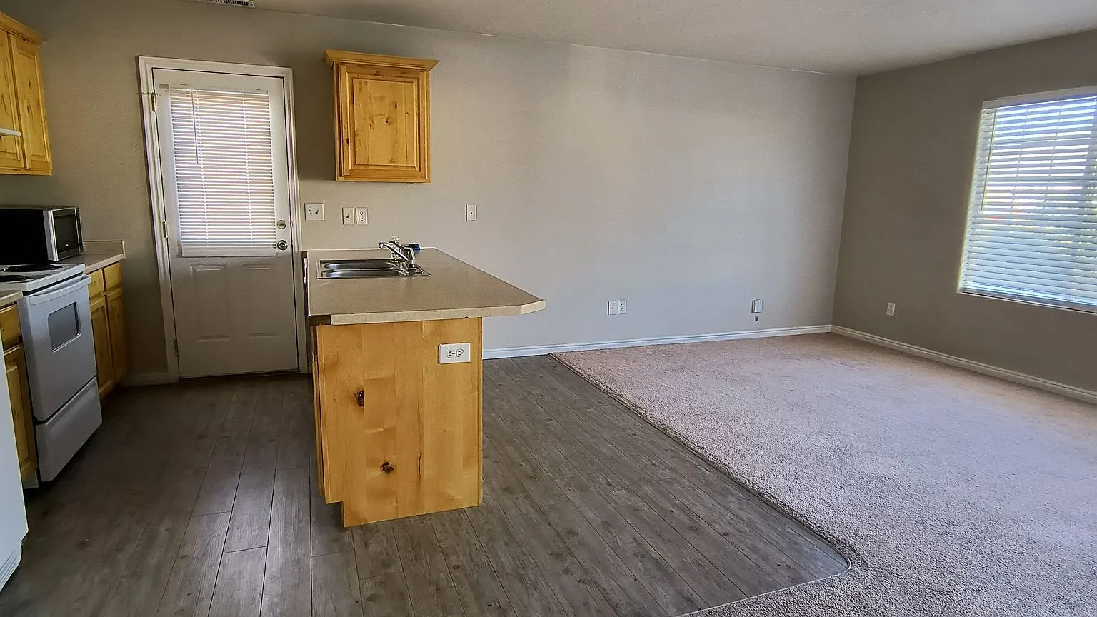 3 Bedroom 2 Bath House with garage and good size backyard — Photo 4