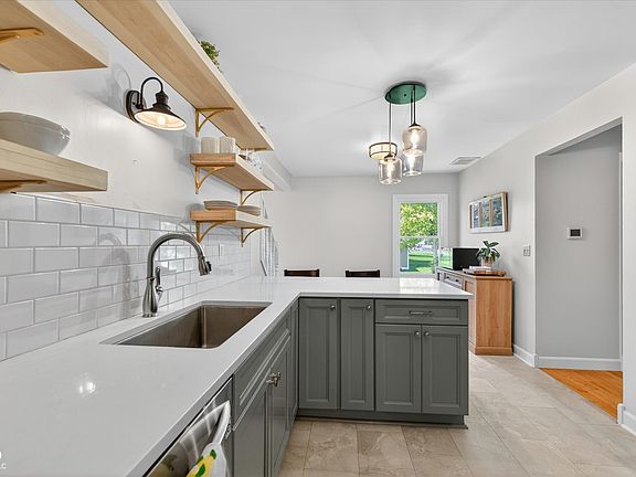 4th image of 281 Lansdowne Dr