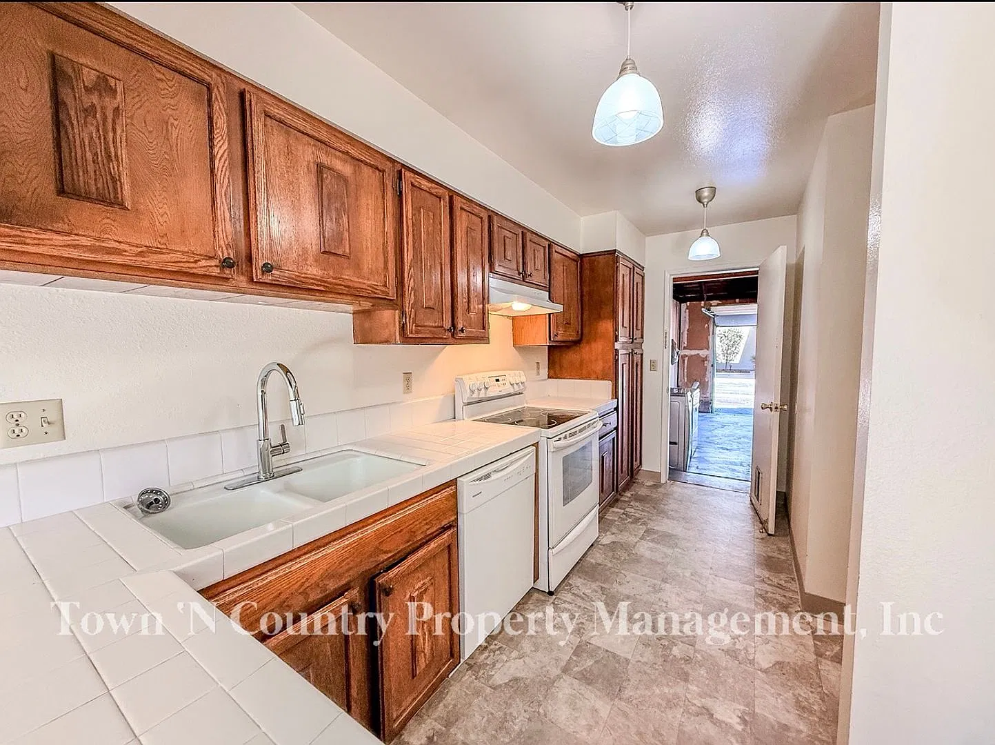 Beautiful 2-Bedroom Townhome with Garage, Patio & Community Pool! — Photo 4