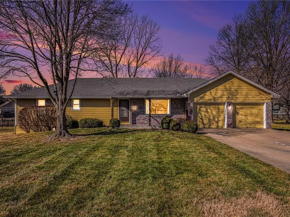 5560 Meadow View Dr, Shawnee, KS 66226