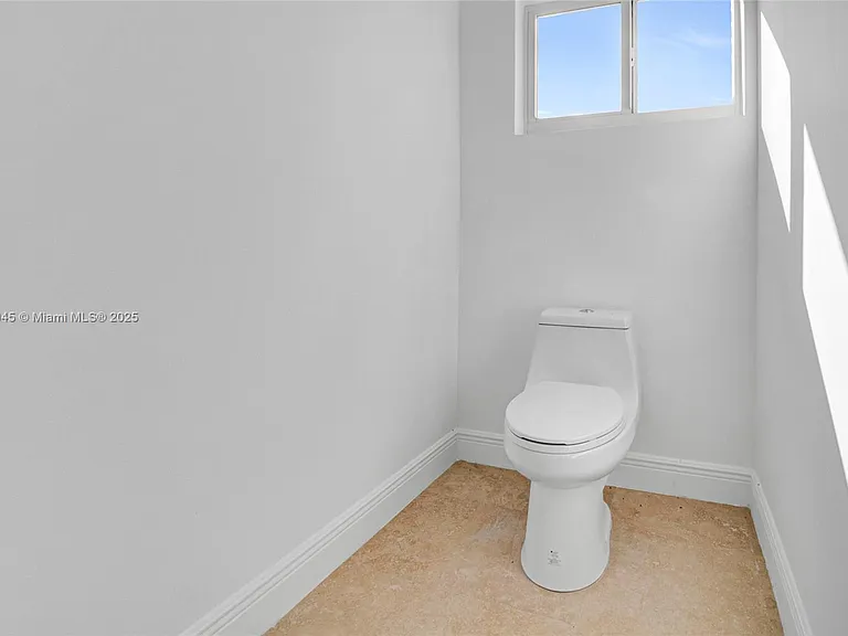 425 SW 129th Ave — Photo 22