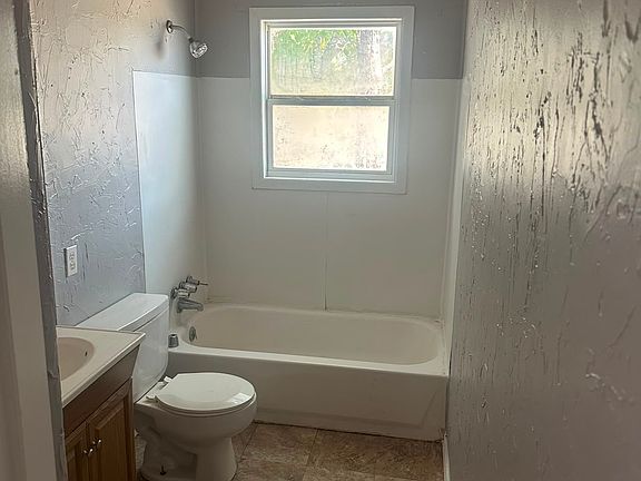 5th image of 302 Almond Ave