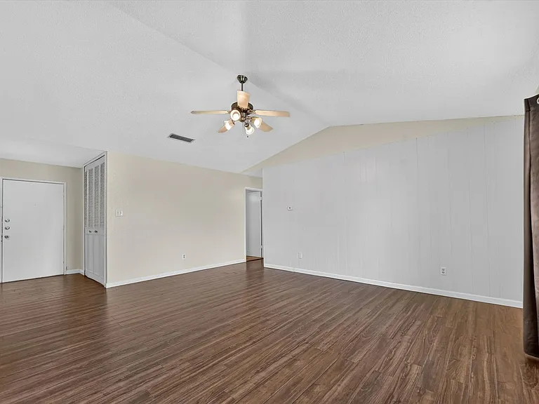 2026 Wedgewood Ln — Photo 13