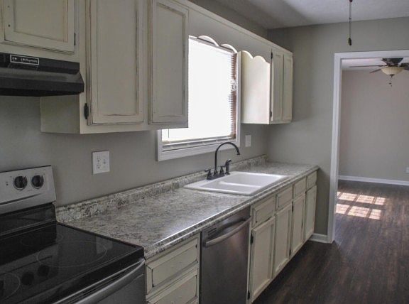 3rd image of 3532 Dixie Lee Cir