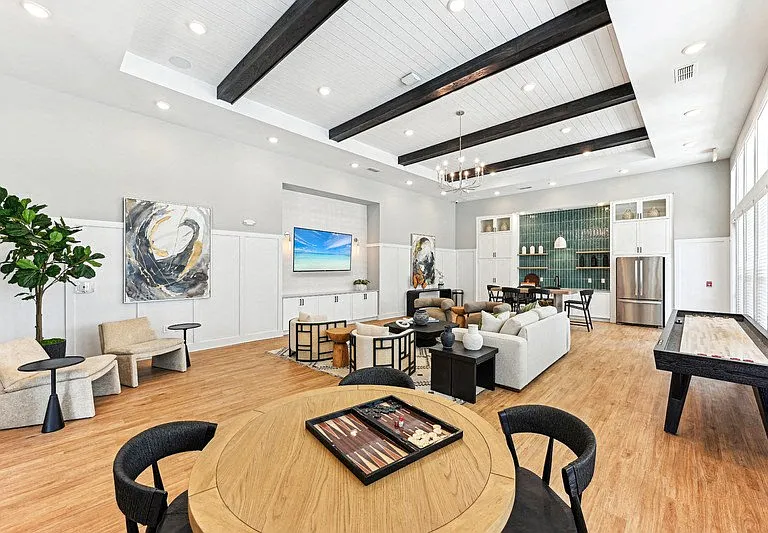 District West — Photo 16