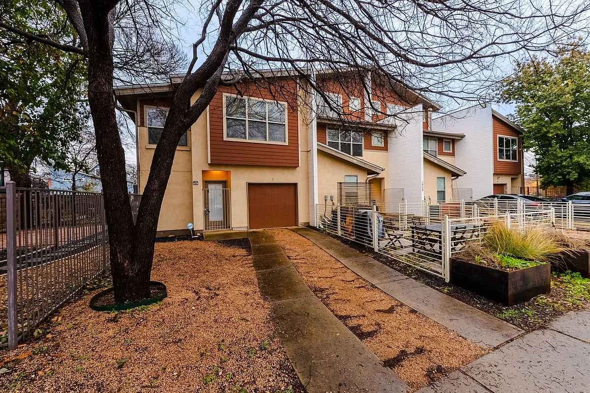 Building Photo - 2608 E 6th St #1