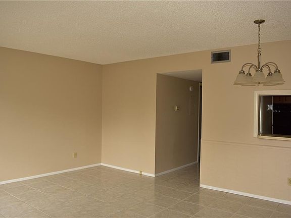 5th image of 2458 Columbia Dr APT 18