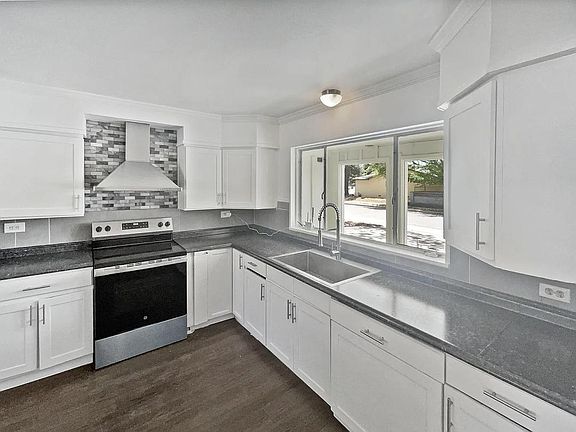 4th image of 7113 Edwina Ave NE